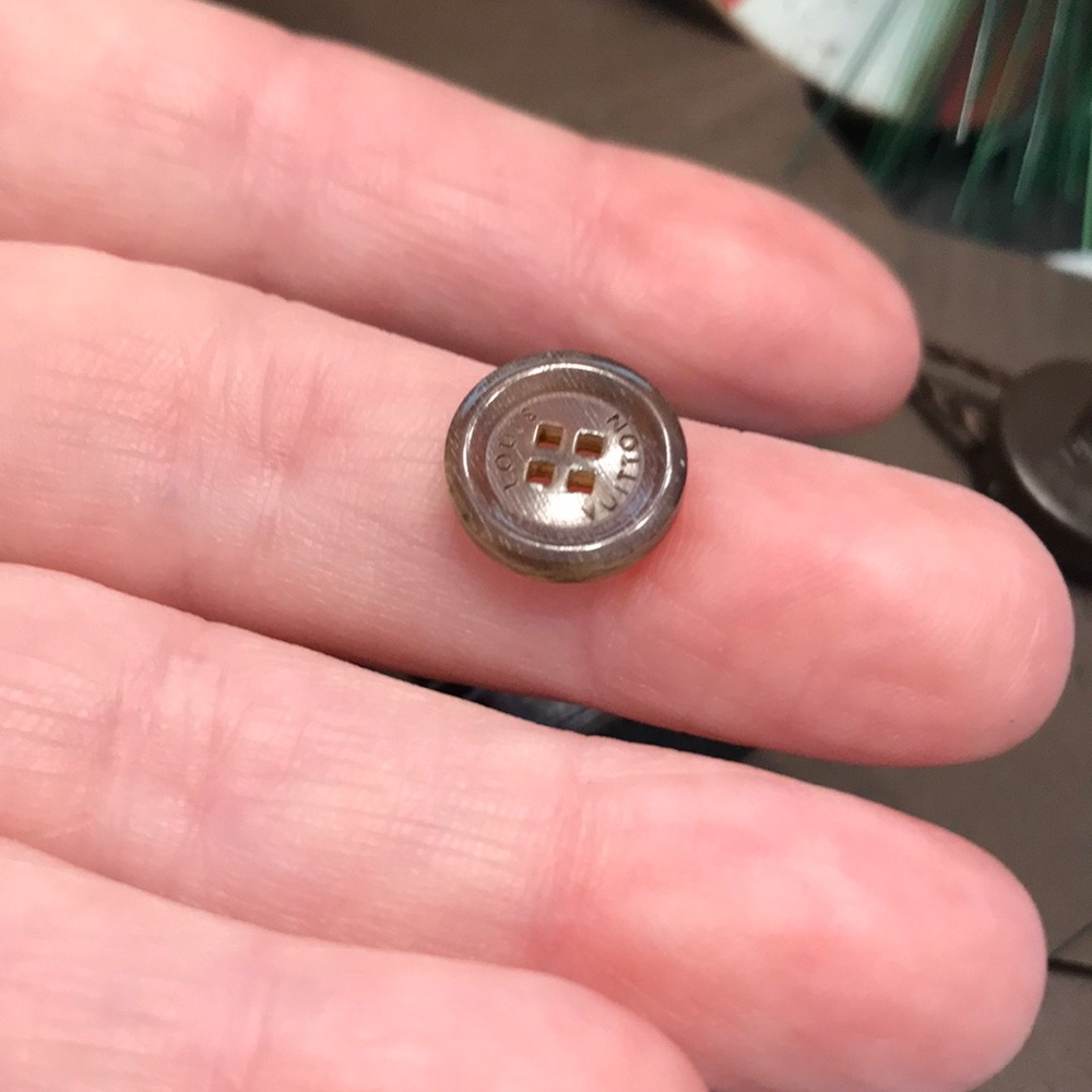Louis Vuitton Button - Picture 4 of 4
